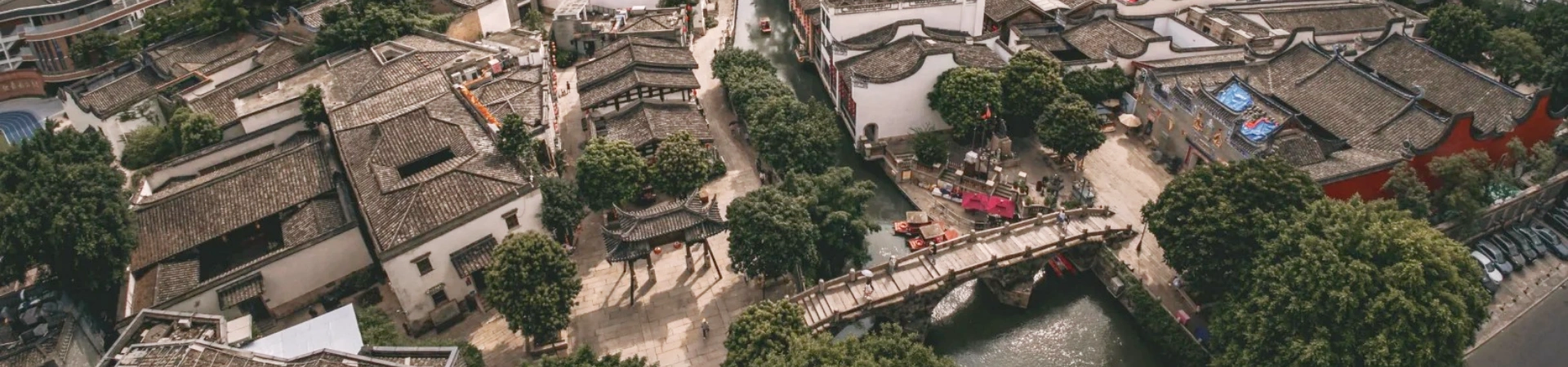 Three Lanes and Seven Alleys