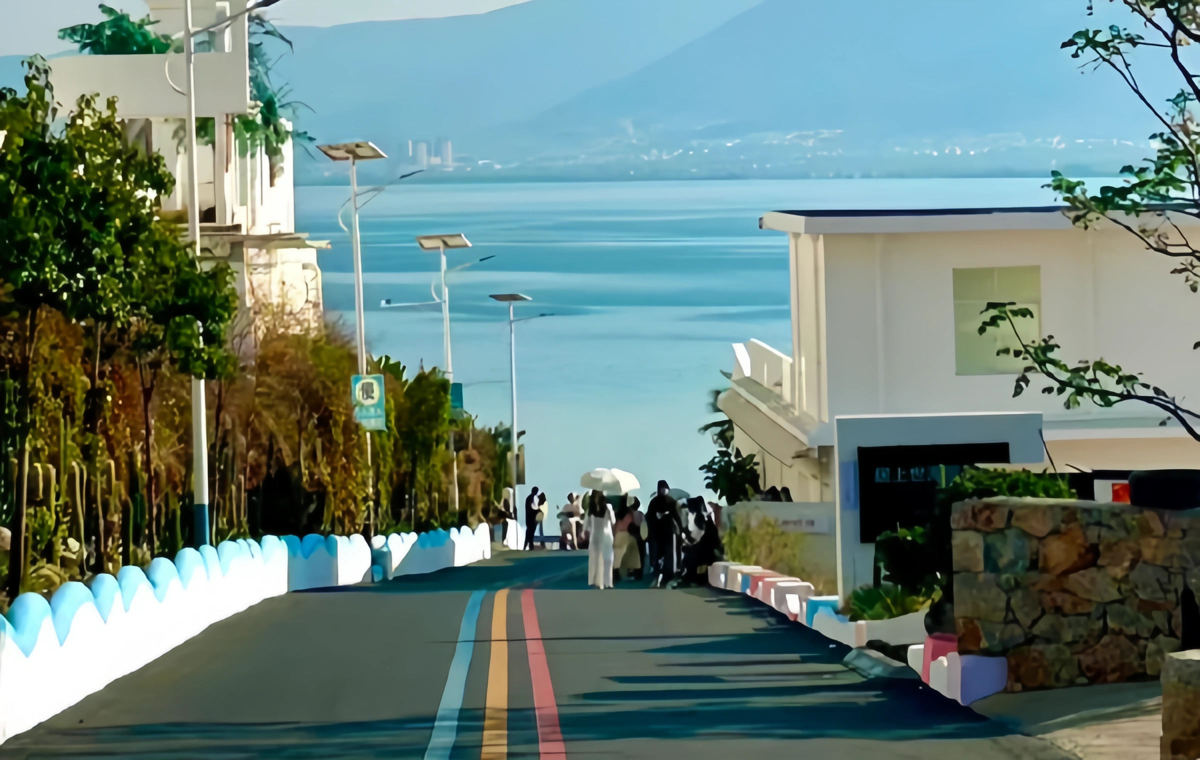 Yunnan Rainbow Highway: Une galerie qui coule de la haute montagne Rift au sud des nuages colorés