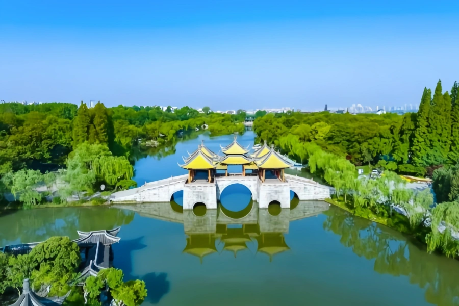 Lac Ouest : un voyage à travers l'esthétique orientale immergé dans une piscine d'eau émeraude pendant des millénaires-3