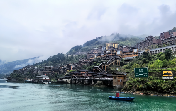 Ciudad antigua de Gongtan: Un puerto de Sal Millennial y una épica arquitectónica colgando en los acantilados del río Wujiang