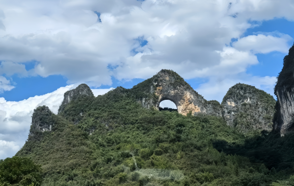 Montaña Luna:Una obra maestra de la naturaleza y un sitio de peregrinación para los clientes de roca