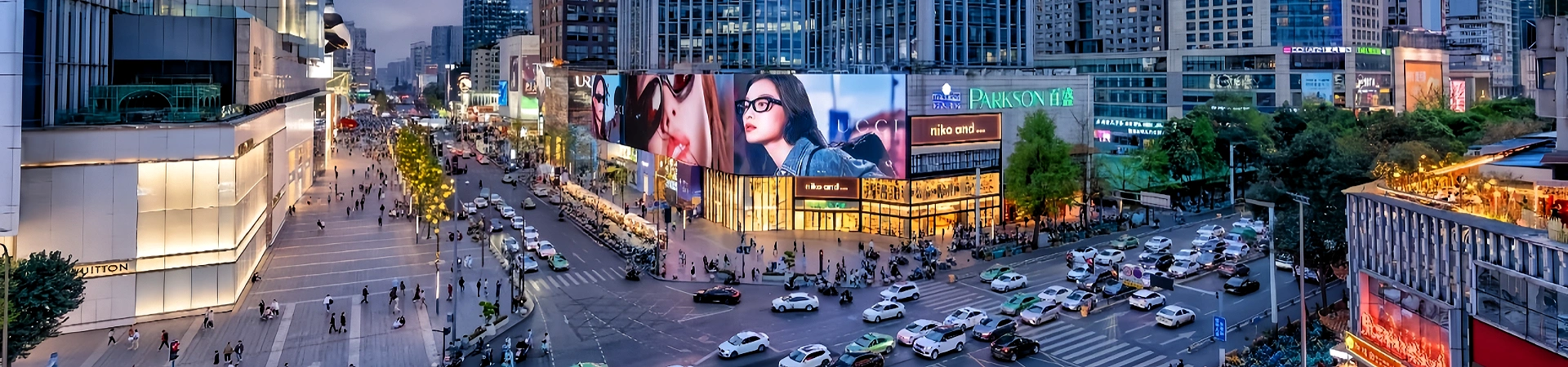 Chunxi Road: 청두 세기 오래된 황금 거리와 패션 우주의 조각