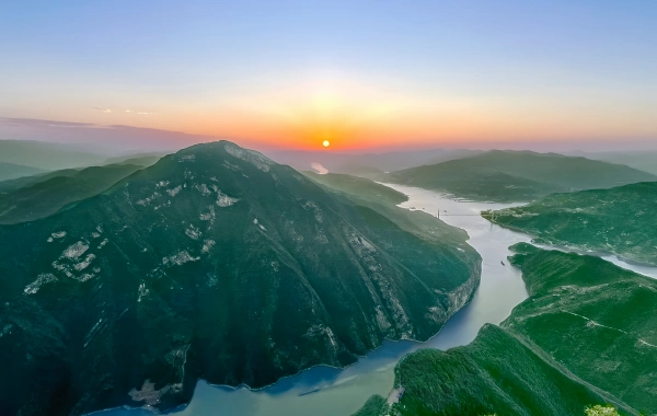 ヤンチェ川オデッセイ14日間:北京から上海へ古代首都、スパイシーなホットポット、三峡