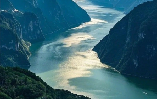 Day 7: Yangtze River Cruise (B, L, D)